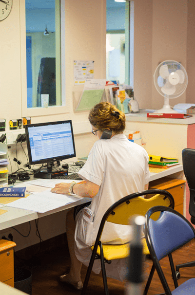 Aide soignante au téléphone à l'Unité Régionale de Soins Palliatifs Maurice Abiven