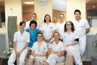Photo de groupe des aides soignants à l'Unité Régionale de Soins Palliatifs Maurice Abiven