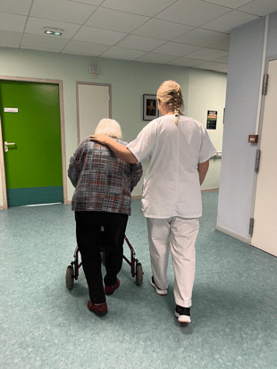 Aide-soignante aidant une personne âgée à se déplacer