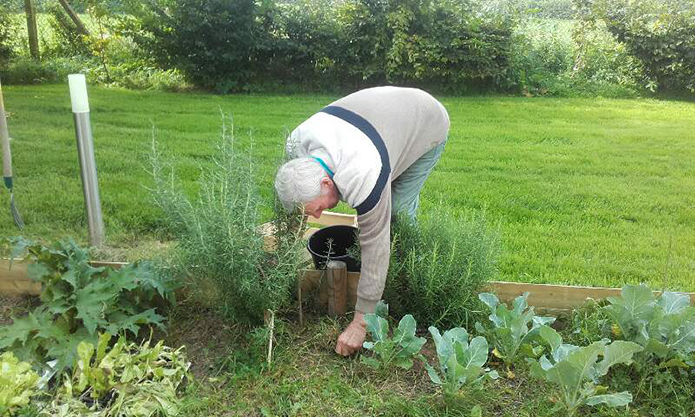 Ehpad Mathilde de Bayeux résident jardinnant