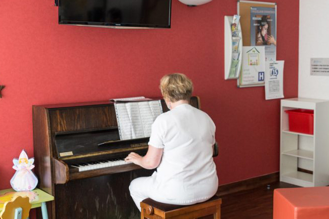 Personne jouant du piano